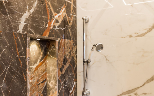 Luxury-contrasting-marble-shower-walls