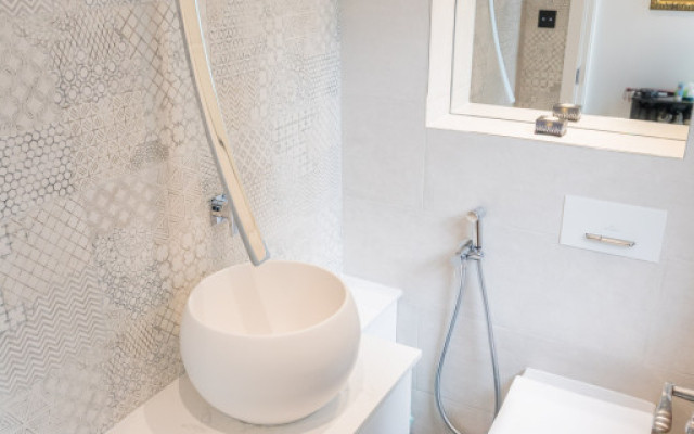 Elegant Cloakroom Counter Top Basin - A Stylish Addition to Your Space