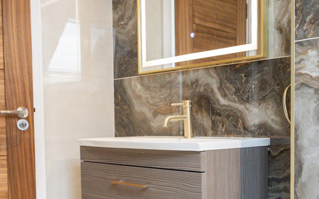 Elegant Wall-Hung Vanity for Modern Wetrooms