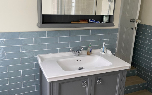 Ealing traditional bathroom vanity unit with basin and mirror.