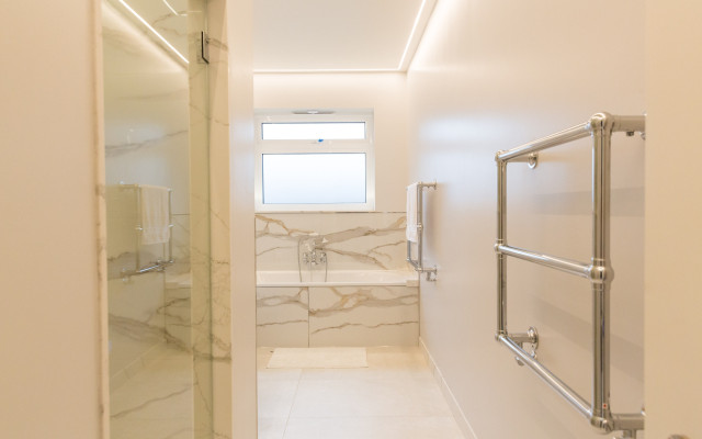 Discover our elegant luxury bathroom towel rails that enhance any modern bathroom design.