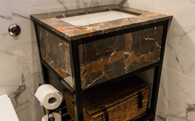 Discover our exquisite luxury bathroom designs that elevate your space. Aqualite is here to bring your vision to life!