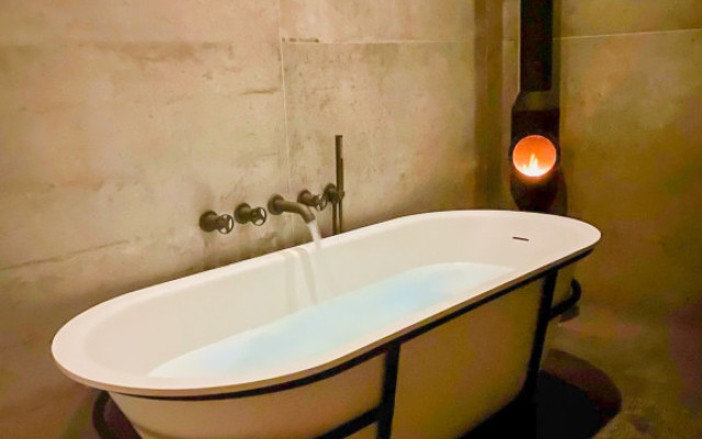 Discover the elegance of the Harley freestanding bath tub, a perfect addition to modern bathrooms.