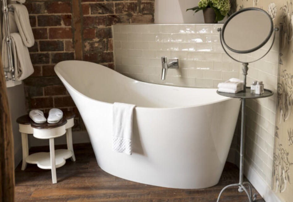 Luxurious freestanding bath setting, ideal for relaxation.