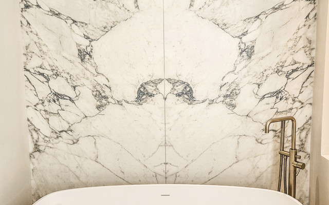 Experience luxury with the Highgate free-standing bath, beautifully complemented by a stunning marble backdrop.