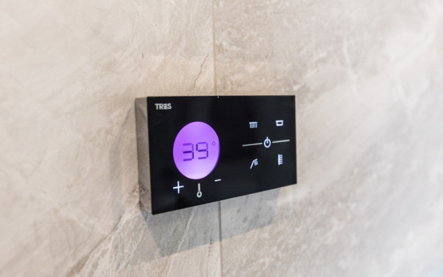Innovative Shower Controls for a Modern Bathroom