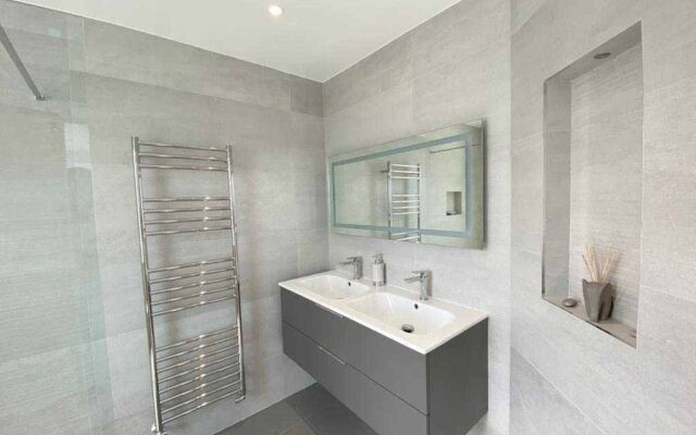 Aqualite Client Project: Contemporary Bathroom
