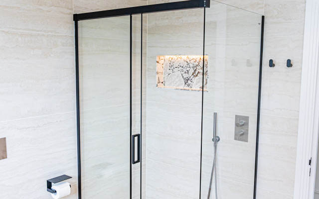 Stylish Black-Frame Shower Enclosure – Enhance Your Bathroom