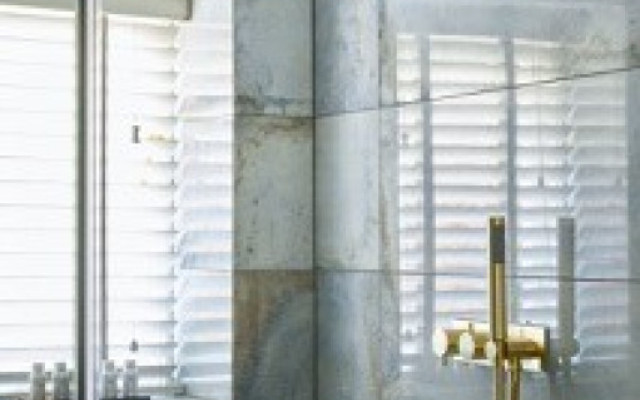 Elegance in Gold and Grey – A stunning shower experience awaits!