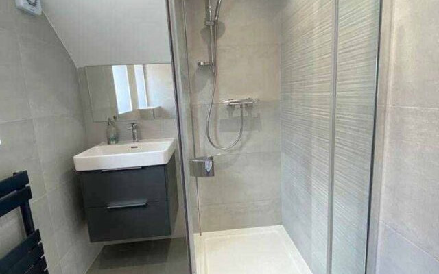 Stylish Shower Vanity Unit Featuring a Contemporary Design