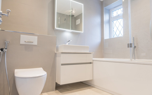 Transform your space with this chic family bathroom project that epitomises modern design.