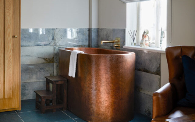 Luxurious Copper-Design Bath Tub in a Contemporary Setting