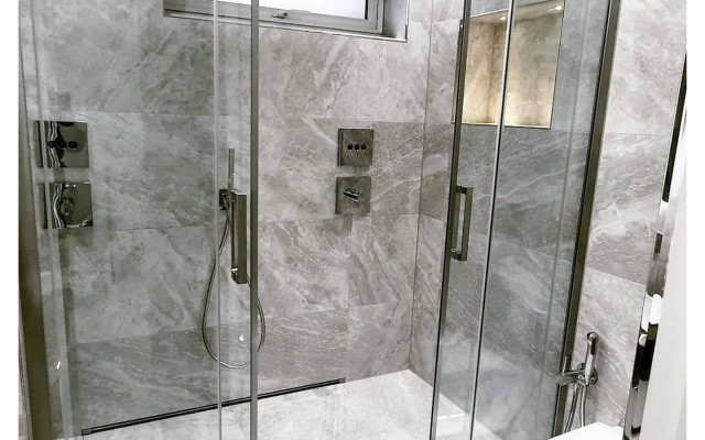 Elegant Kingsbury Shower Cubicle - Perfect for Your Bathroom