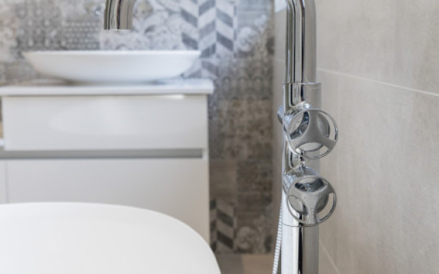 Elevate your bathroom with this luxurious freestanding tap, designed for both style and functionality.