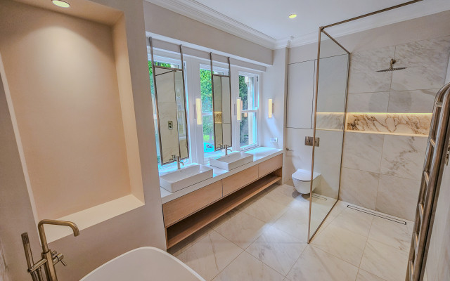 Elevate your bathing experience with our luxurious walk-in shower design. Perfectly blending modern aesthetics with functionality.